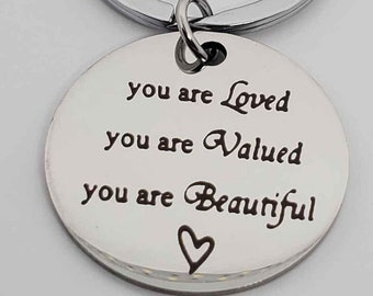 Eres amado, valorado, hermoso. Llavero de acero inoxidable