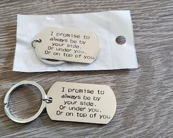 Prometo estar siempre a tu lado. Llavero divertido e inapropiado. Regalo para tu otra mitad.