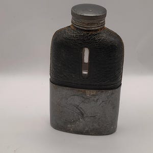 Petaca miniatura vintage RARA de James Dixon and Sons - EPBM y cuero, c. 1890, 8,5 cm de alto, 3,5"