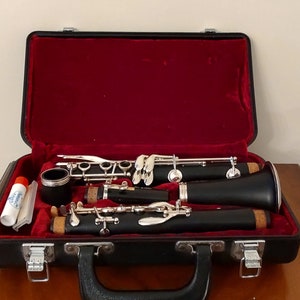 CLARINET JUPITER 631 with Case oil reeds and book image 1