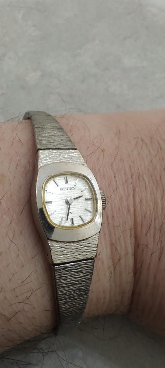 Vintage SEIKO LADIES Silver Tone Bracelet Mechanical Watch 