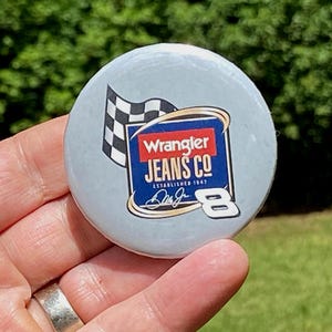 NASCAR Dale Earnhardt Jr. #8 Knapp med nål: Wrangler Jeans / Samlarobjekt