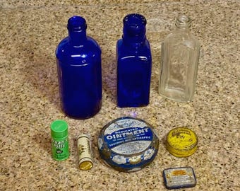 Colección de botiquines vintage: frascos y latas de vidrio azul para exhibir