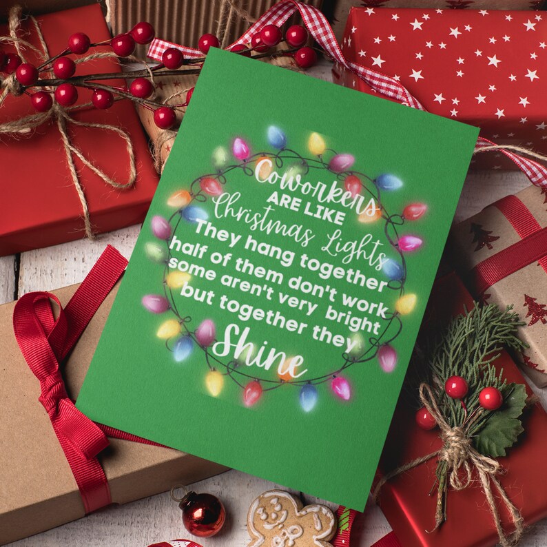 Puede incluir: Tarjeta de Navidad verde con borde blanco y un dise&ntilde;o festivo de luces navide&ntilde;as de colores. La tarjeta dice "Los compa&ntilde;eros de trabajo son como las luces de Navidad. Se cuelgan juntos, la mitad de ellos no funcionan, algunos no son muy brillantes, pero juntos brillan."