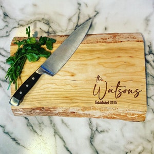 Aangepaste Live Edge-snijplank, gepersonaliseerde vleeswarenplank, keuken, familienaam, zwarte walnoot, kers, makelaar, jubileum, bruiloft
