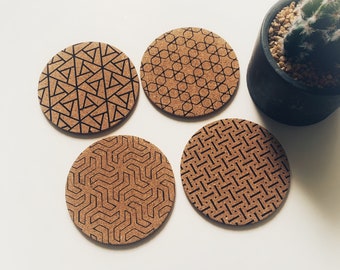 Excelsa Trinacria Set 6 Sottobicchieri, Ceramica, Base in Sughero, Diametro 10,5 Cm., Multidecoro