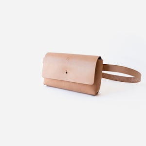 Sac banane en cuir fait main : sac banane artisanal pour indispensables de tous les jours, bandoulière à pochette, design unisexe élégant mains libres