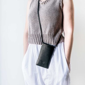 Bandolera de piel Artesanal para Móvil: Bolso Cruzado tipo cartera para viajes con iPhone - Diseño Minimalista Unisex Elegante Color negro