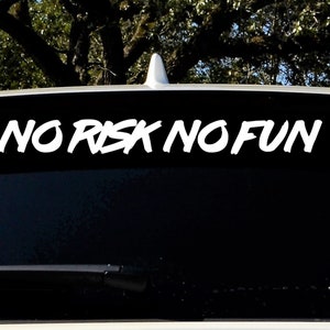 以下が含まれることがあります： 黒い車の窓に「NO RISK NO FUN」という文字が書かれた白いビニールステッカー