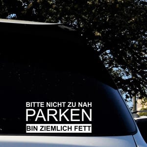 以下が含まれることがあります： 黒い車の窓に貼られた白いステッカーに「Bitte nicht zu nah parken bin ziemlich fett」と書いてあります。これは、「あまり近くに駐車しないでください。私はかなり太っています」という意味です。