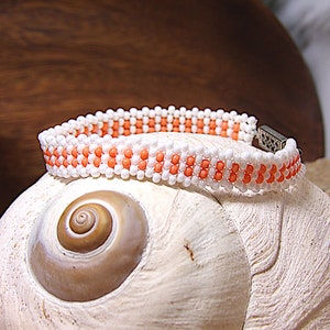 Delicato braccialetto di perline / Perline di vetro ceche / Peyote intrecciato a mano USA / Moda sostenibile / Regali significativi / Gioielli Boho etici / Hippie