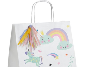 Può includere: Busta regalo di carta bianca con un arcobaleno, nuvole, stelle e due unicorni. La borsa ha un fiocco giallo, rosa e blu attaccato al manico.