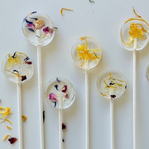Lollipop with edible flowers/ Edible cupcake toppers / muffin toppers / cake toppers cake decoration guest gift