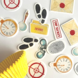 Decorazioni commestibili per cupcake/muffin/torte a tema *Detective*, 17 pezzi ritagliati da carta commestibile o pasta di zucchero.