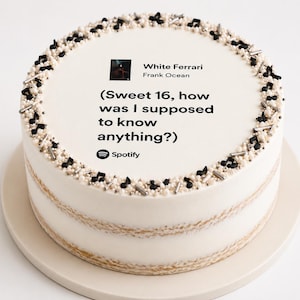 Peut inclure: Un gâteau rond au glaçage blanc présentant une interface Spotify imprimée avec la chanson White Ferrari de Frank Ocean et les paroles Sweet 16, how was I supposed to know anything? Le bord supérieur est orné de notes de musique noires.