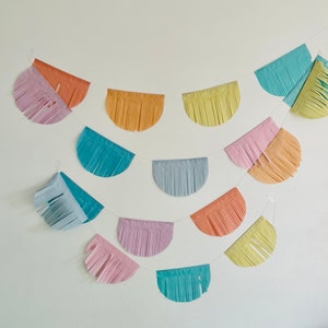 Ghirlanda di carta colorata pastello da 6 m con frange * decorazione compleanno * decorazione festa * decorazione festa compleanno * decorazione cameretta compleanno bambini
