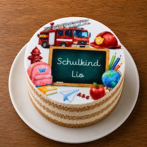 Könnte beinhalten: Ein runder Kuchen mit geschichteter Textur, verziert mit einer Illustration eines roten Feuerwehrautos, eines Feuerwehrhelms, eines rosa Rucksacks, eines Globus, eines Apfels und einer Tafel mit dem Text Schulkind Lio sowie Stiften.