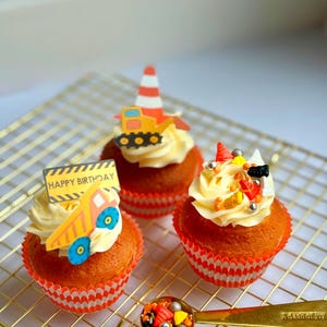 Bouwplaats decoratieset voor cupcakes / 18 eetbare muffintoppers, sprinkles en cupcakevormpjes – Bouwplaats feest – Cupcake decoraties voor kinderfeestjes met graafmachine design