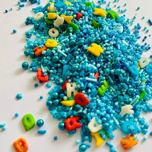 Mezcla de chispas comestibles ABC de color azul para confeti de mesa, inscripción escolar, decoración de regreso a clases, pasteles, tartas, muffins y cupcakes