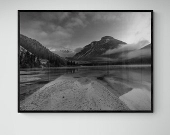 Arte de impresión de montaña en blanco y negro, impresión de lago en blanco y negro, póster de montaña negro, impresión de montaña grande, arte de pared imprimible