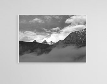 Mountain Wall Art, Black Mountain Print, Foggy Mountain Poster, Black and White Mountain, Home Decor Print, Fotografía de paisajes, Arte fotográfico