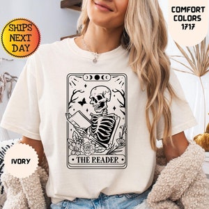 Comfort Colors® The Reader Tarot Karten Shirt, Unisex Tarot Karten Shirt, Buch Liebhaber Geschenk, Leseratte Geschenk, Tarot Liebhaber Geschenk