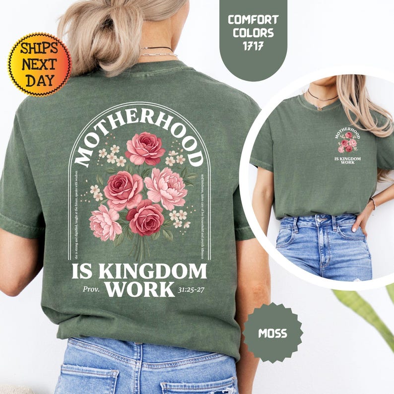 Pu&ograve; includere: T-shirt verde muschio con la scritta "MOTHERHOOD IS KINGDOM WORK" e un motivo floreale. Il retro della maglietta presenta un grande bouquet floreale nei toni del rosa e del rosso. &Egrave; visibile anche il testo "Prov. 31:25-27".