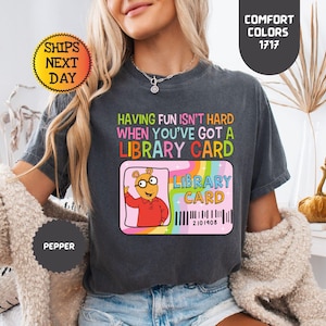 Troost kleuren Plezier is niet moeilijk als je een bibliotheekkaart hebt Leraar T-shirt, leraar shirt, bibliothecaris shirt, boekenliefhebbers cadeau