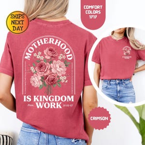 Maglietta Retro Motherhood Is Kingdom Work Comfort Colors©, regalo per la mamma cristiana, maglietta religiosa floreale immagine 8
