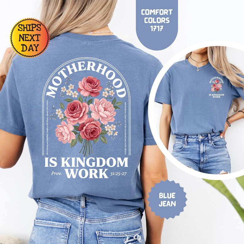 Pu&ograve; includere: T-shirt blu jeans con la scritta "MOTHERHOOD IS KINGDOM WORK" e un design a bouquet floreale. La maglietta ha girocollo e maniche corte. Il testo "SHIPS NEXT DAY" &egrave; su un cerchio giallo.