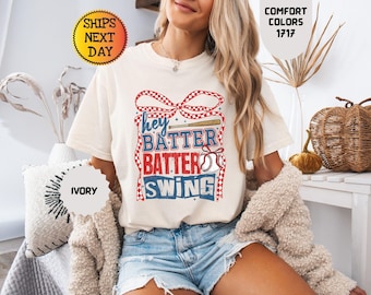 Komfortfarben Hey Batter Batter Swing Shirt, Coquette Baseball T-Shirt, Sport Mom Geschenk