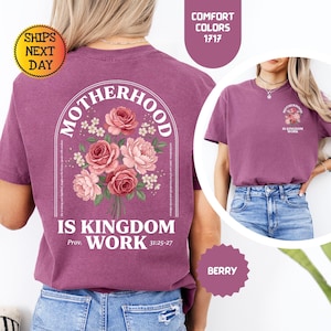 Pu&ograve; includere: T-shirt color bacca con un design a bouquet floreale e la scritta "MOTHERHOOD IS KINGDOM WORK" sul retro. La maglietta presenta anche la scritta "Prov. 31:25-27". La maglietta ha un girocollo e maniche corte.