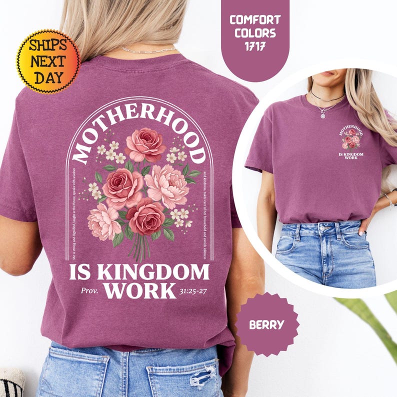Pu&ograve; includere: T-shirt color bacca con un design a bouquet floreale e la scritta "MOTHERHOOD IS KINGDOM WORK" sul retro. La maglietta presenta anche la scritta "Prov. 31:25-27". La maglietta ha un girocollo e maniche corte.