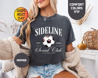 Camiseta Comfort Colors para mamás de fútbol: Sideline (Est. 2026) Camiseta del club social