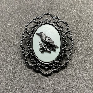 グレーとブラックのレイヴンカメオブローチ