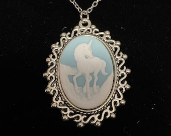 Blauwe en witte eenhoorn cameeketting