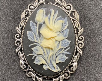 Zwart en ivoor bloemen cameo broche