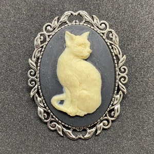 Black and Ivory Cat Cameo Brooch