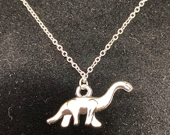 Collar con dije de brontosaurio