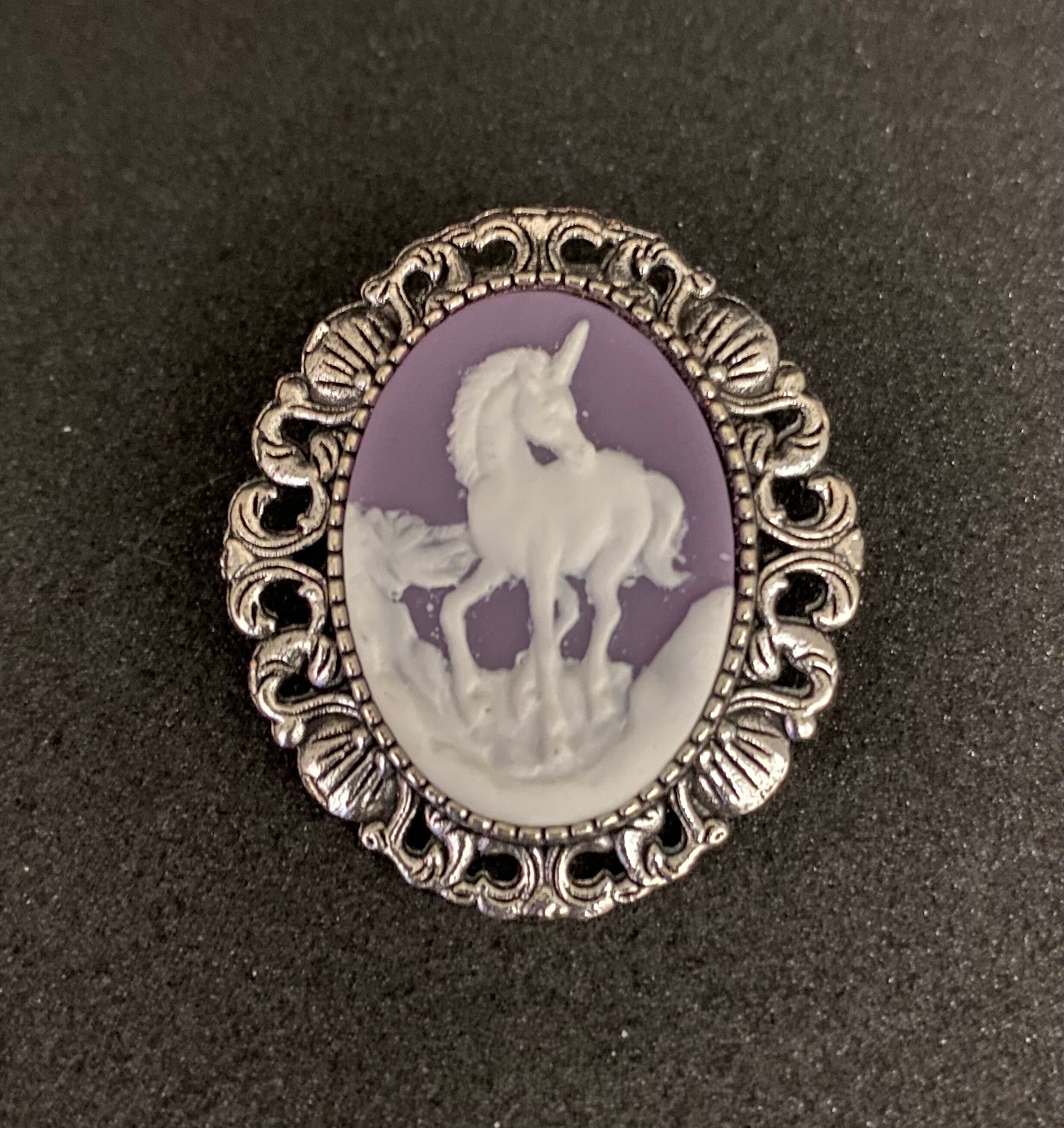 紫と白のユニコーンカメオブローチ - Etsy 日本