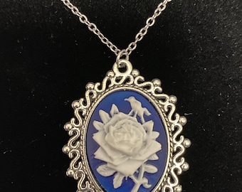 Collana con cammeo rosa blu e bianca