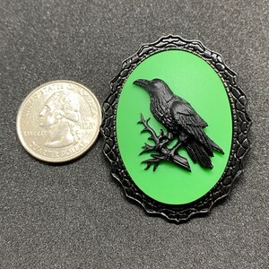 Green and Black Raven Cameo Brooch zdjęcie 3