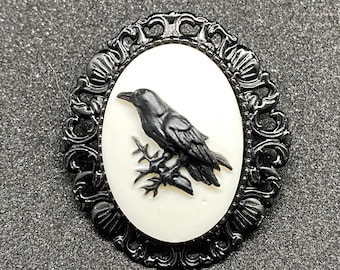 Witte en zwarte Raven Cameo broche