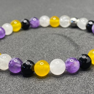 Pulsera de cuentas con piedras preciosas y bandera del orgullo no binario