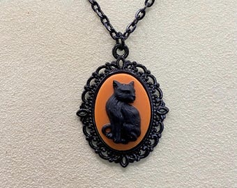Collar con camafeo de gato naranja y negro