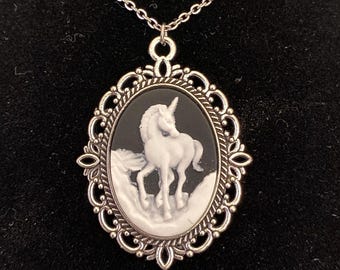 Collar con camafeo de unicornio blanco y negro