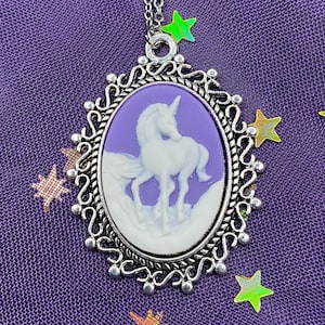 Lila-weiße Einhorn-Cameo-Halskette
