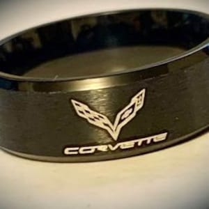 Bague noire en titane inspirée Chevy Corvette 8 mm inspirée de la taille 14 C7
