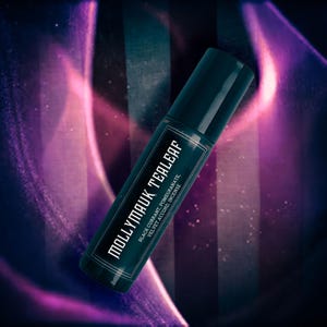 以下が含まれることがあります： 白字で「Mollymauk Tealeaf」と書かれた、ティール色のロールオン香水ボトル。ラベルには、ブラックカラント、ザクロ、ベルベットアコード、お香の香りのノートが記載されています。背景は紫、ピンク、黒のぼやけた混合です。