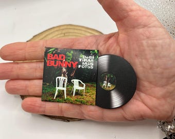 Miniatura artesanal do álbum do Bad Bunny. Deveria ter tirado mais fotos. Escala 1/6.